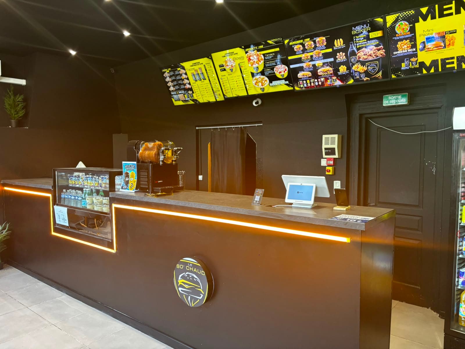 Intérieur chaleureux du snack So'Chaud à Sochaux